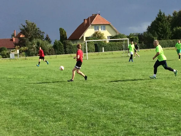 Otrais sabraukums zālājā